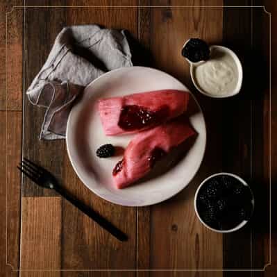 Tamal de queso con zarzamora flor de lis